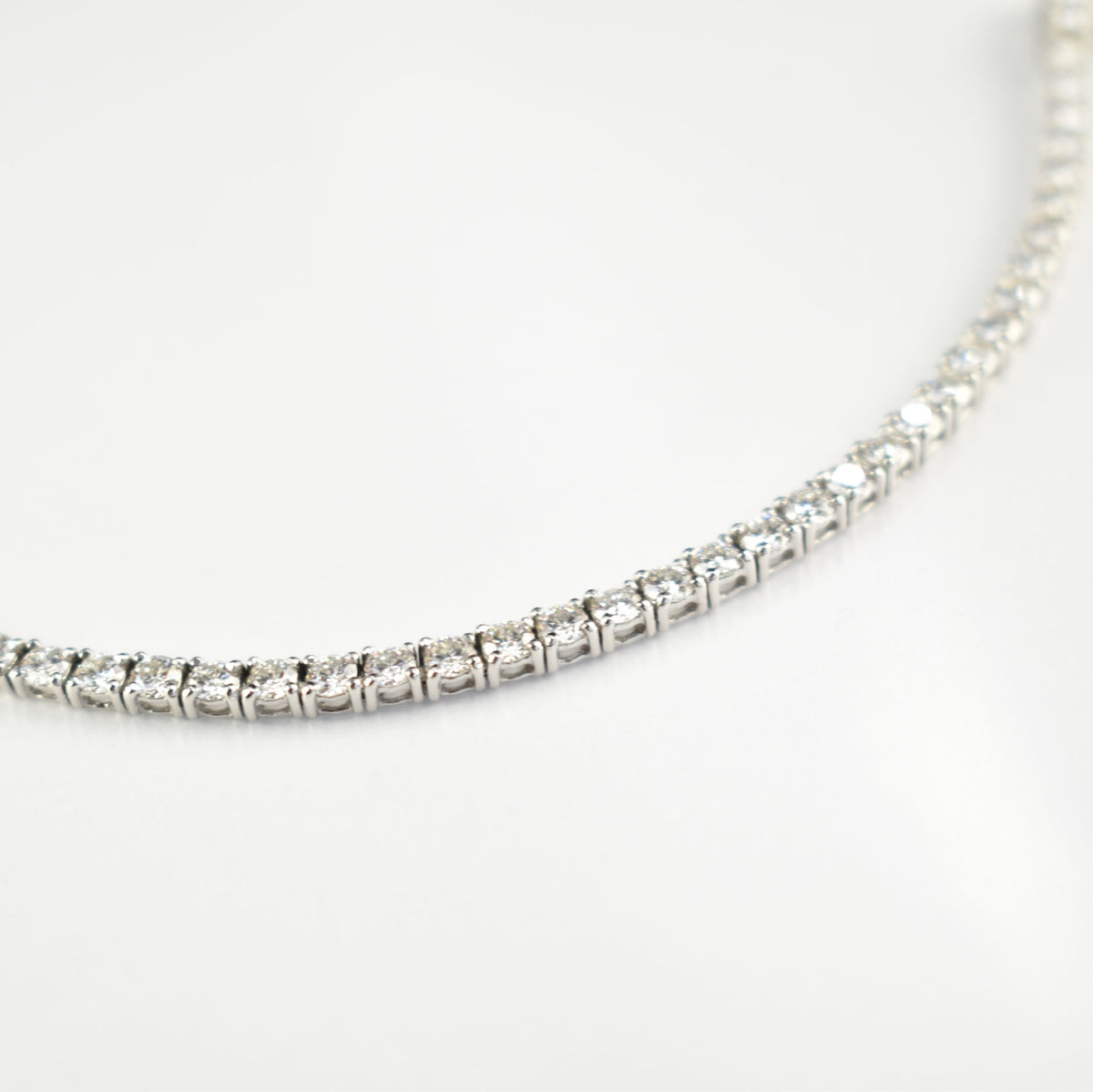 ダイヤモンドテニスブレスレット ストレート Pt900枠 Pt850(金具部分一部) 幅2.7mm 18cm トータル3.00ct カラー: